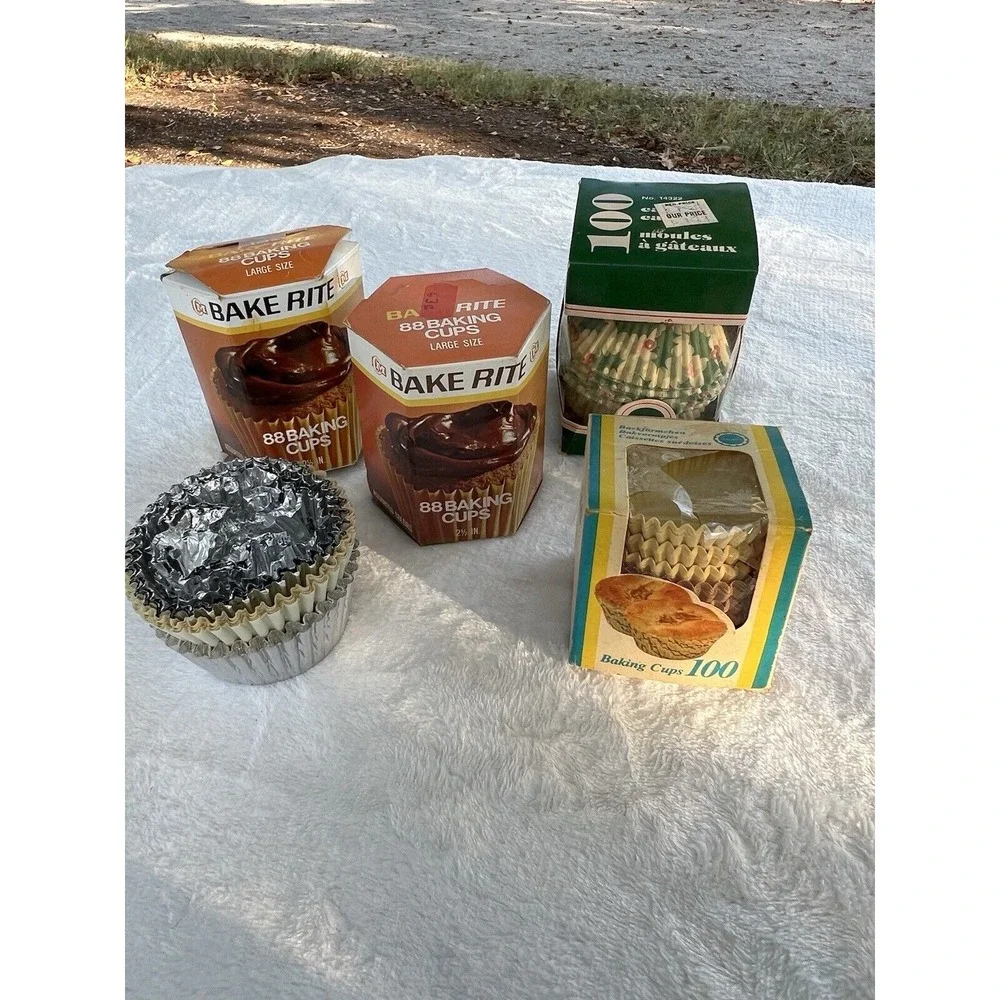 Lot Of Vintage Baking Cups Cupcake Liners Paper & Foil Bakers Secret Some in Box
